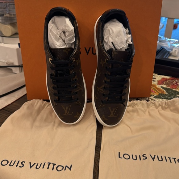 ***NEVER WORN***Louis Vuitton Frontrow Sneaker - Picture 4 of 5